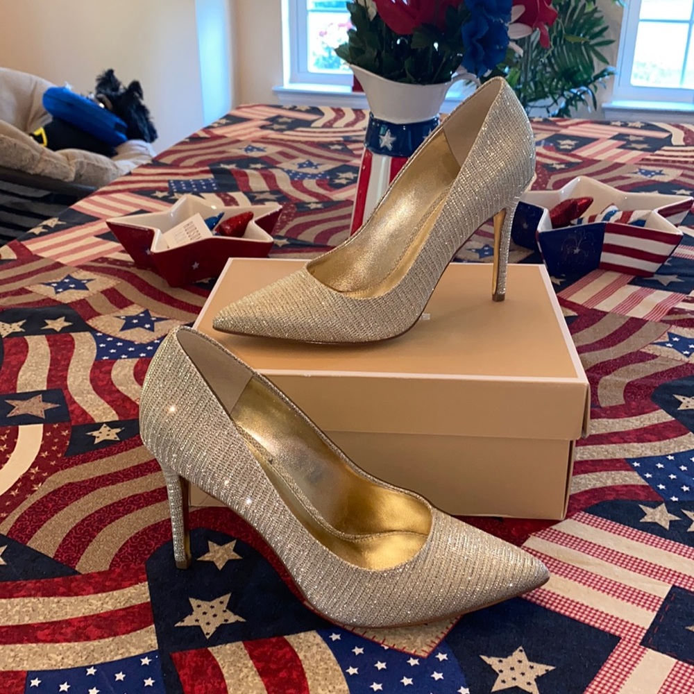 Never worn Michael Kors Gold Glitter Chain Mesh Pumps, size 8.